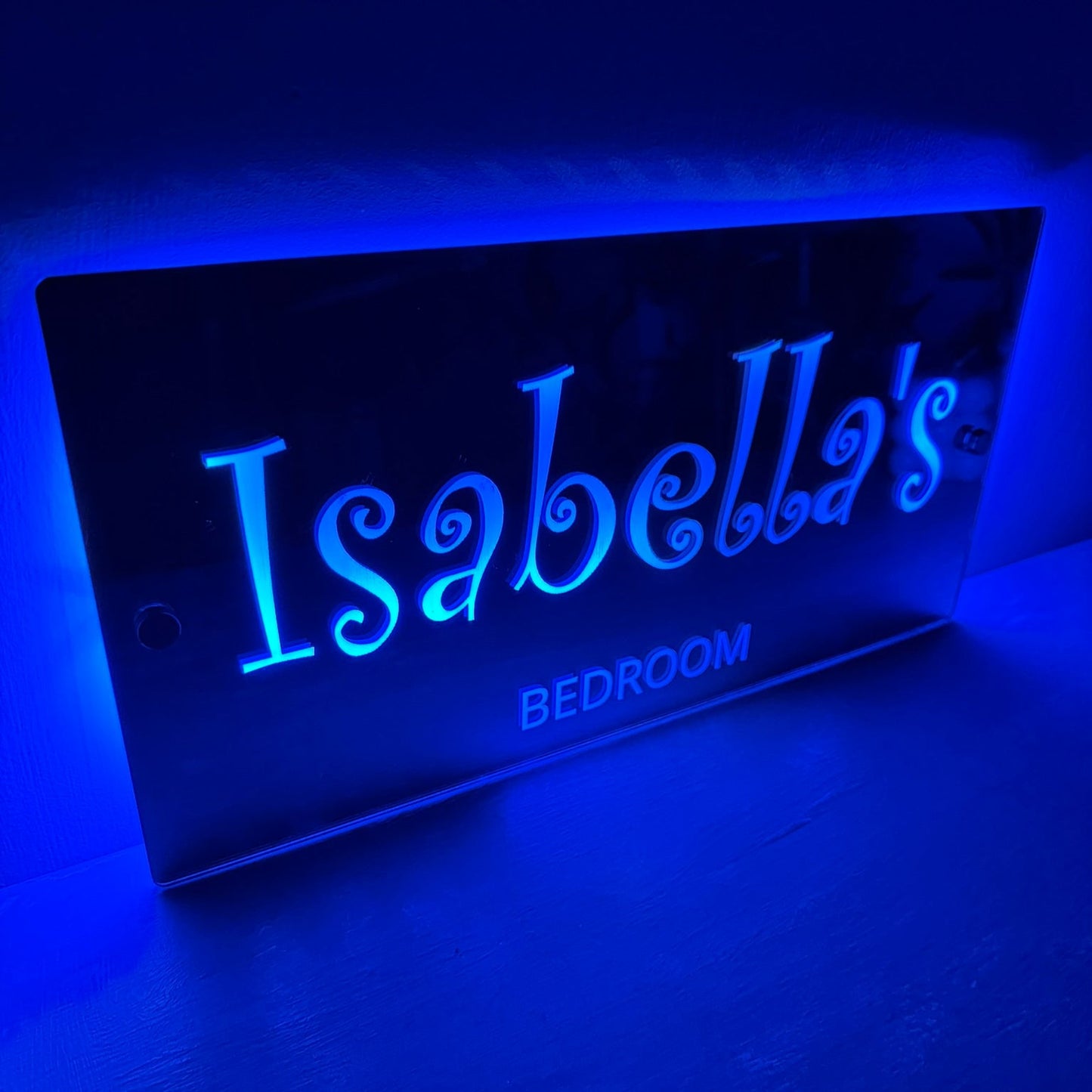 Comparison of two LED mirror sign sizes, 40x20cm and 51x25cm, ideal for different wall spaces in kids’ rooms.