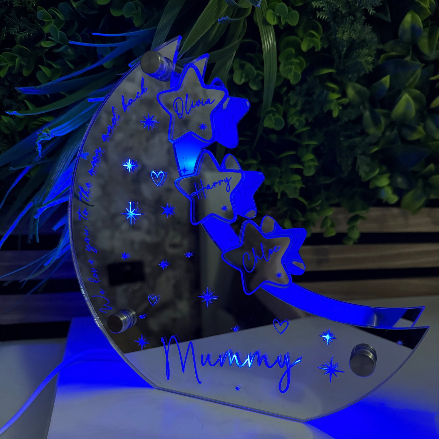 Decorative plate with star designs and the word 'Mummy' on a blue light background.